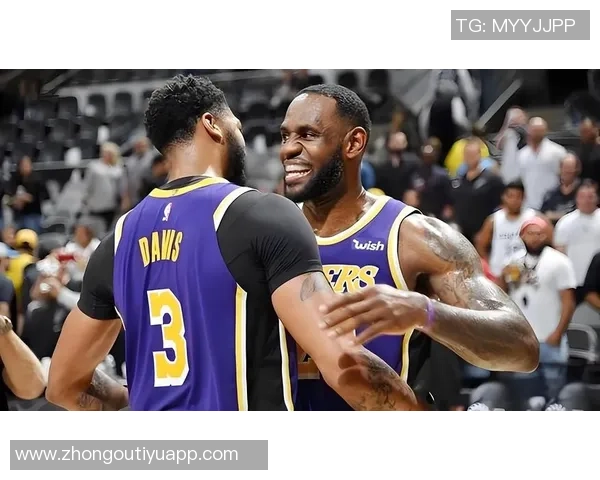 里夫斯谈球队阵容变化频繁称场上组合有时显得奇怪